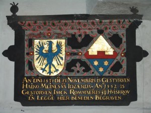 Anno 1552 is gestorven Haiko Meines van Idzaerda. Anno 1552 is gestorven Imck Rommaerts. Ze liggen hier beneden Begraven. 